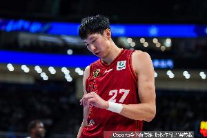 直播吧：周琦今日完成眼部拆线 恢复情况良好