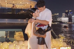 开云-李添荣女友晒被求婚的现场照：爱的故事 ​​​