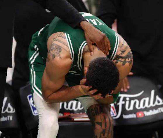 1718703583122035834.png 开云体育-夺冠落泪!塔图姆创神迹却失FMVP:冠军高于一切