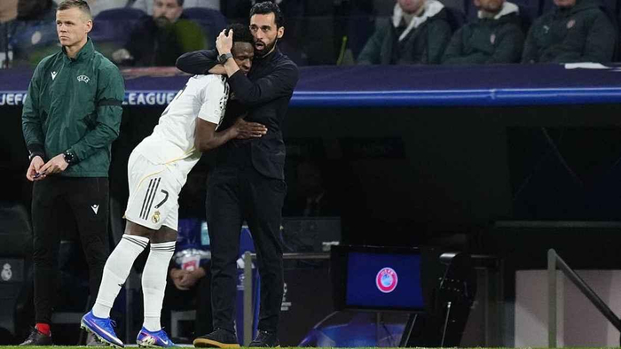 开云APP-1球3助+全场最佳！维尼修斯击碎质疑，伯纳乌从嘘声变掌声|皇马|阿韦洛亚|基利安·姆巴佩|欧冠|维尼修斯-西尔维斯特雷_新浪体育_新浪新闻